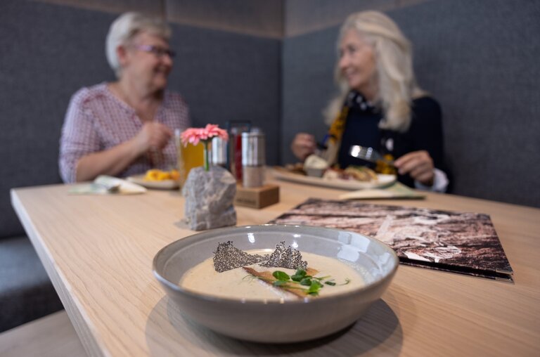 Genuss im Dachstein Gletscherrestaurant | © Harald Steiner
