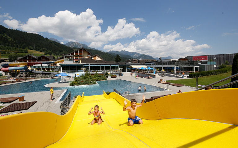 Kinder rutschen im Erlebnisbad | © Herbert Raffalt